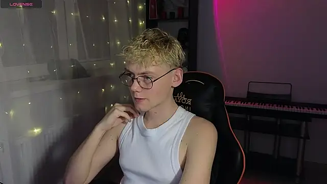 Snapshot of Keytaro chatting on 03.22.25 Keytaro online show from 03.22.25