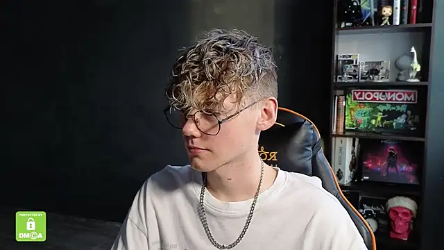 Snapshot of Keytaro chatting on 11.20.25 Keytaro online show from 11.20.25