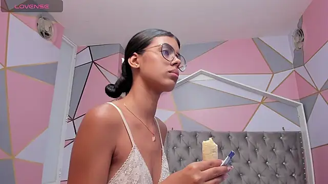 Snapshot of Isa_little4u chatting on 02.06.25 Isa little4u online show from 02.06.25