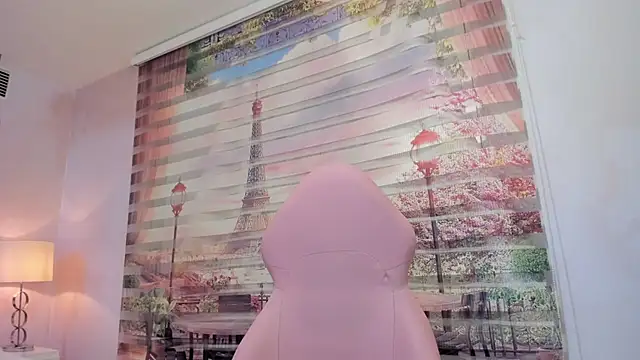 Snapshot of Isa_little4u chatting on 10.15.25 Isa little4u online show from 10.15.25