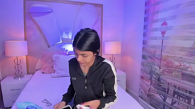 Snapshot of Isa_little4u chatting on 10.30.25 Isa little4u online show from 10.30.25