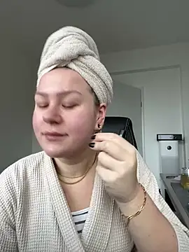 Snapshot of Fancy-Francy chatting on 02.18.25 Fancy-Francy online show from 02.18.25