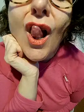 Snapshot of Viola8p chatting on 12.16.25 Viola8p online show from 12.16.25