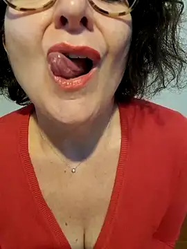 Snapshot of Viola8p chatting on 12.18.25 Viola8p online show from 12.18.25