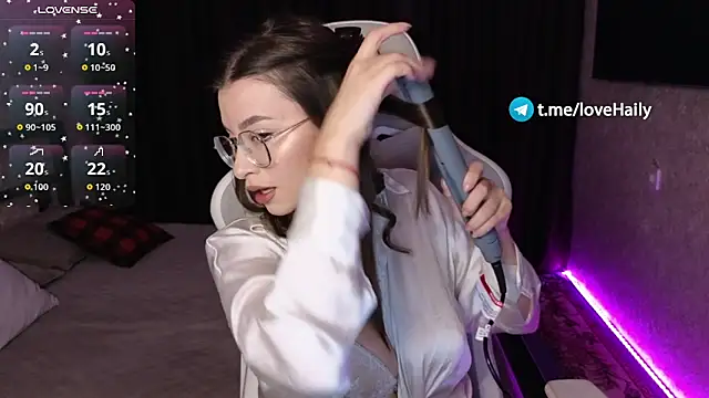 Snapshot of EuphoriaHaily chatting on 11.05.25 EuphoriaHaily online show from 11.05.25