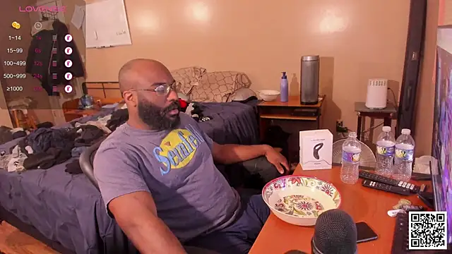 Snapshot of MrChuckDailyXXX chatting on 12.12.24 MrChuckDailyXXX online show from 12.12.24