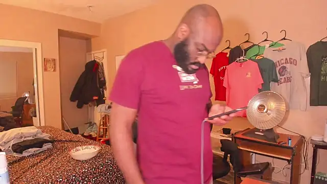 Snapshot of MrChuckDailyXXX chatting on 12.17.25 MrChuckDailyXXX online show from 12.17.25