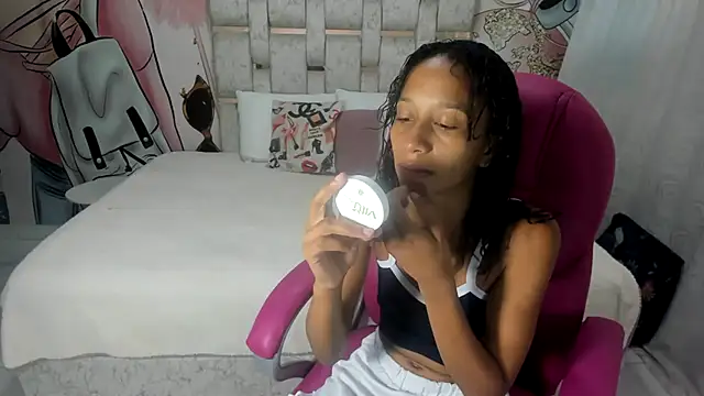 Snapshot of EMMA_SWEETT1 chatting on 01.28.25 EMMA SWEETT1 online show from 01.28.25