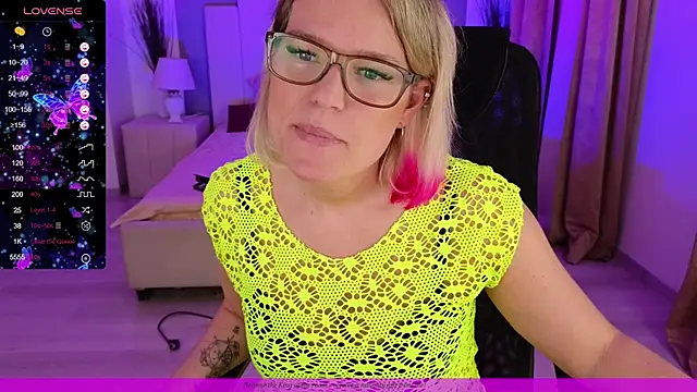 Snapshot of EVAshinyGIRL chatting on 12.20.24 EVAshinyGIRL online show from 12.20.24