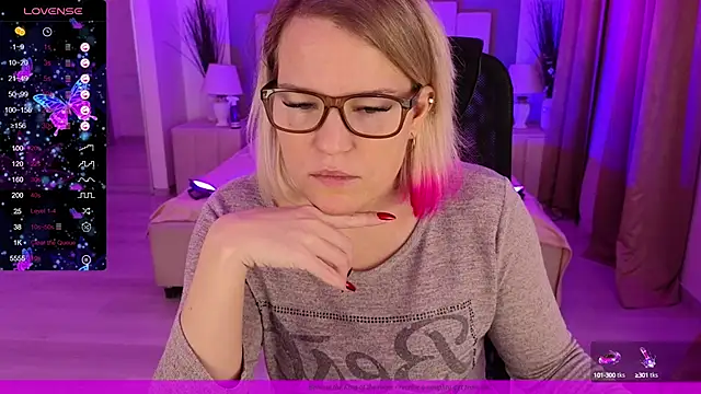 Snapshot of EVAshinyGIRL chatting on 12.21.24 EVAshinyGIRL online show from 12.21.24