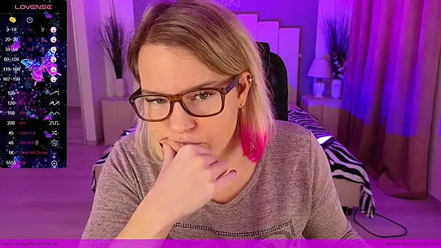 Snapshot of EVAshinyGIRL chatting on 01.09.25 EVAshinyGIRL online show from 01.09.25