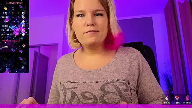 Snapshot of EVAshinyGIRL chatting on 01.30.25 EVAshinyGIRL online show from 01.30.25