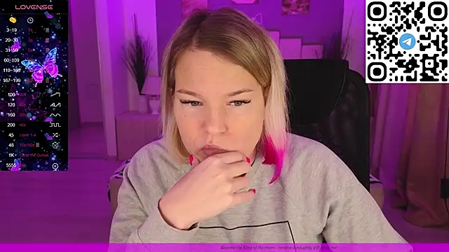 Snapshot of EVAshinyGIRL chatting on 02.05.25 EVAshinyGIRL online show from 02.05.25