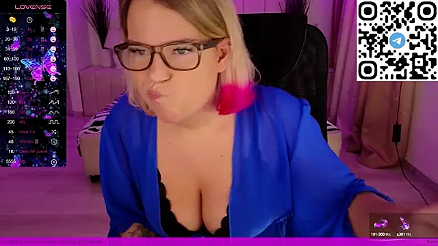 Snapshot of EVAshinyGIRL chatting on 02.05.25 EVAshinyGIRL online show from 02.05.25