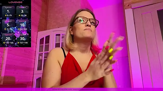 Snapshot of EVAshinyGIRL chatting on 03.13.25 EVAshinyGIRL online show from 03.13.25