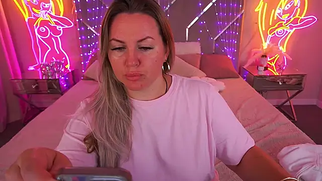 Snapshot of KiraCandyS chatting on 05.19.26 KiraCandyS online show from 05.19.26