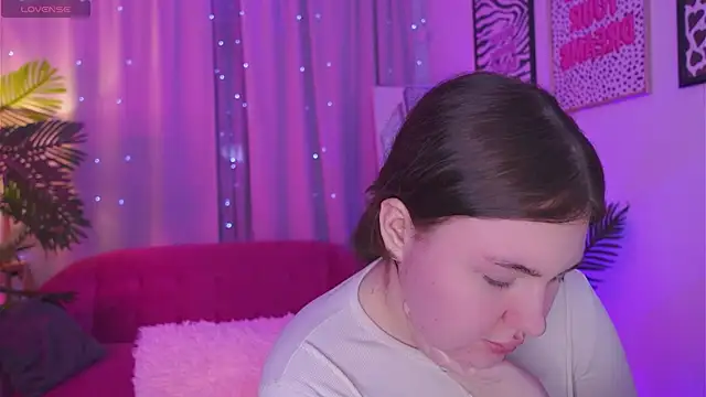 Snapshot of Mia__Peach chatting on 03.18.25 Mia Peach online show from 03.18.25