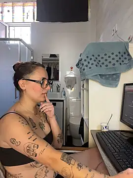 Snapshot of Hawitxui chatting on 10.28.25 Hawitxui online show from 10.28.25