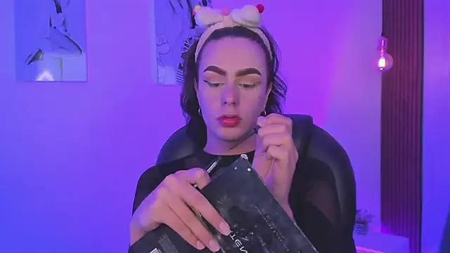 Snapshot of miah_connor chatting on 11.18.25 miah connor online show from 11.18.25