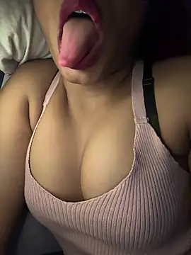 Snapshot of Hot_Goldengirl chatting on 07.15.26 Hot Goldengirl online show from 07.15.26