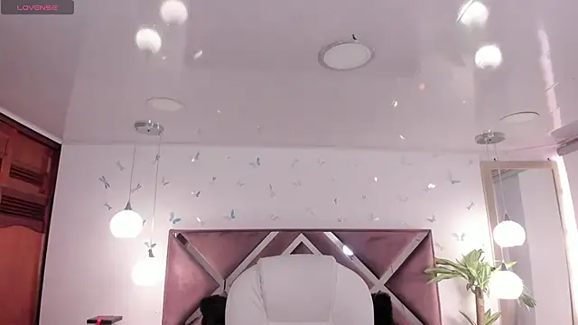 Snapshot of _Antonnela_ chatting on 11.19.25 Antonnela online show from 11.19.25