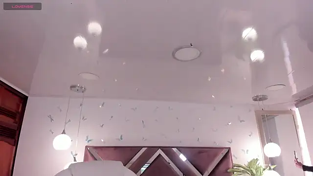 Snapshot of _Antonnela_ chatting on 11.25.25 Antonnela online show from 11.25.25