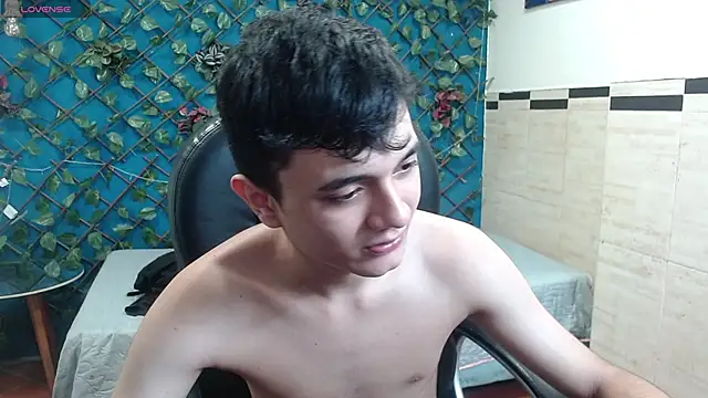 Snapshot of Waturox chatting on 10.02.25 Waturox online show from 10.02.25