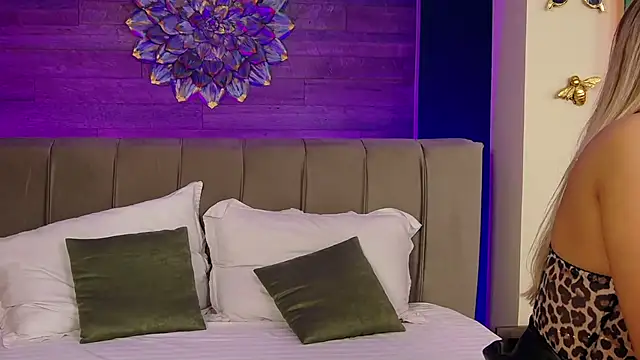 LoraDevine online show from 09.19.25