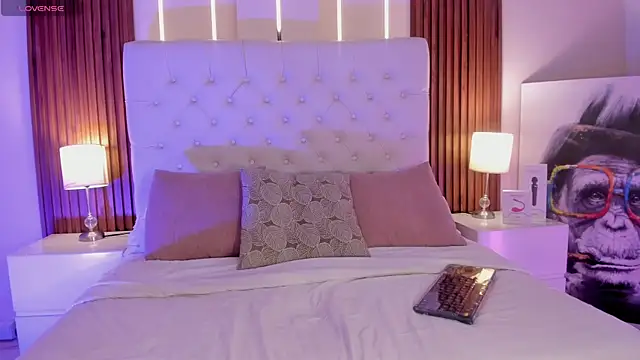 Snapshot of vega_roux chatting on 11.22.25 vega roux online show from 11.22.25