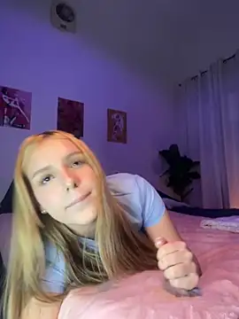 Snapshot of AlinaCarter chatting on 10.15.25 AlinaCarter online show from 10.15.25