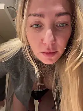 Snapshot of ElenaHaze chatting on 12.23.24 ElenaHaze online show from 12.23.24