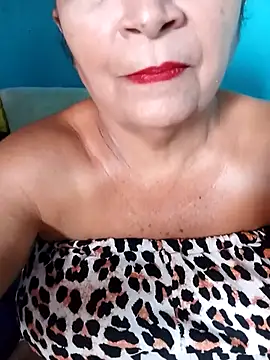 Snapshot of naysi chatting on 10.13.25 naysi online show from 10.13.25