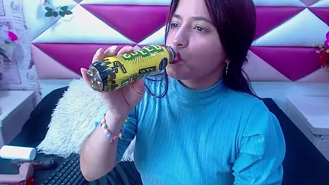 Snapshot of MariaClay chatting on 02.28.25 MariaClay online show from 02.28.25