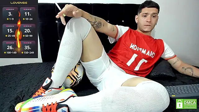 Snapshot of Noha_white chatting on 10.14.25 Noha white online show from 10.14.25