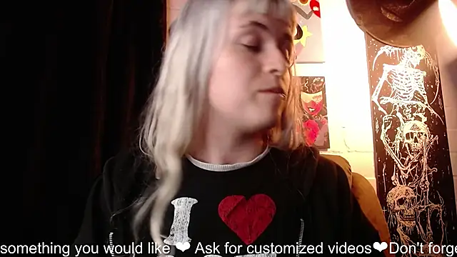 Snapshot of NEXT_DOOR_GIRL_ chatting on 01.28.25 NEXT DOOR GIRL online show from 01.28.25