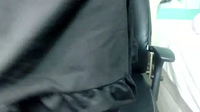 Snapshot of MatureVixen chatting on 12.04.25 MatureVixen online show from 12.04.25