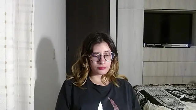 Snapshot of mariana124- chatting on 12.18.24 mariana124- online show from 12.18.24