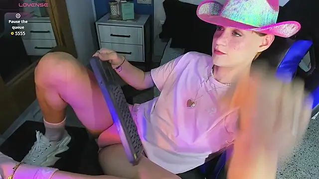 Snapshot of VladHellsing4 chatting on 09.23.25 VladHellsing4 online show from 09.23.25