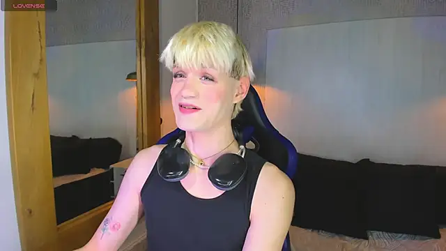 VladHellsing4 online show from 04.15.26