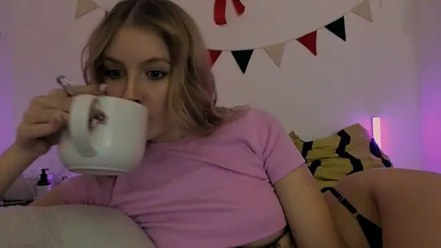 MiaDavis21 online show from 02.22.25