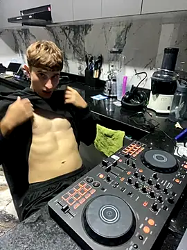 Snapshot of oliver_Lz chatting on 10.11.25 oliver Lz online show from 10.11.25