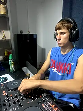 Snapshot of oliver_Lz chatting on 10.16.25 oliver Lz online show from 10.16.25