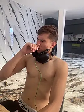 Snapshot of oliver_Lz chatting on 11.02.25 oliver Lz online show from 11.02.25