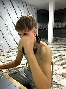 Snapshot of oliver_Lz chatting on 11.12.25 oliver Lz online show from 11.12.25