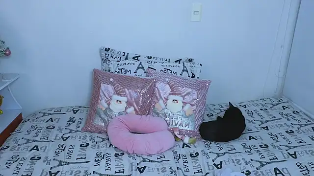 Snapshot of Lorenne_Miller chatting on 12.12.24 Lorenne Miller online show from 12.12.24