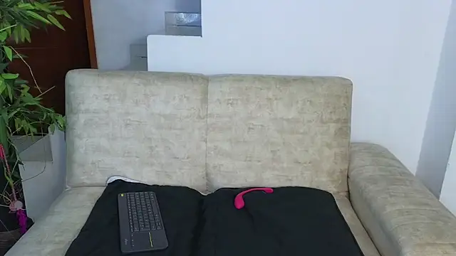 Snapshot of Lorenne_Miller chatting on 10.19.25 Lorenne Miller online show from 10.19.25