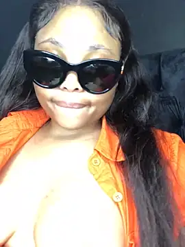 Snapshot of Anaelle24 chatting on 02.13.25 Anaelle24 online show from 02.13.25