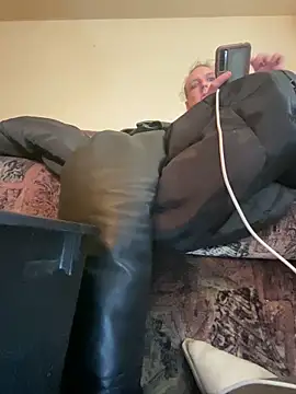 Snapshot of kikiwonderbar chatting on 11.04.25 kikiwonderbar online show from 11.04.25