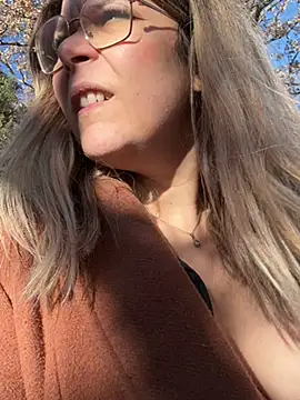 Snapshot of EmyLana chatting on 02.14.25 EmyLana online show from 02.14.25