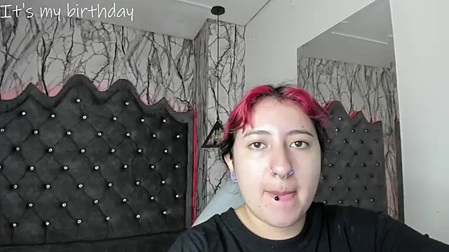 Snapshot of larissa01_ chatting on 01.27.25 larissa01 online show from 01.27.25